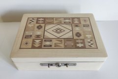Boîte marquetée avec symboles péruviens