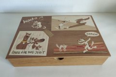 Boite marquetée avec des images de chiens type BD
